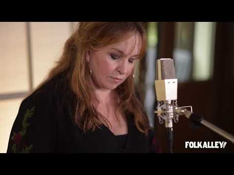 Folk Alley Sessions at 30A: Gretchen Peters - "Truck Stop Angel"