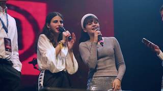 Nicole Rossi (Il Collegio) e Martina Attili cantano "Cherofobia" al live Play Music Stop Violence
