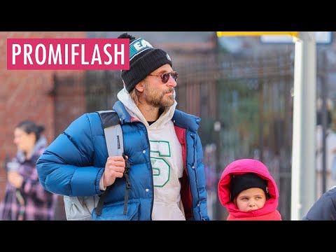 Video Thumbnail: Bradley Cooper und Tochter Lea trotzen der Kälte in New York