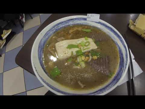 Sopa pequena japonesa primeiro guisado de sangue de pato sopa de macarrão do intestino grosso. Noite à noite. 75 denominações. Você pode comê-lo por 288 ienes. Zheng University Gourmet, Seção 2, Zhinan Road, distrito de Wenshan, cidade de Taipei. Meu almoço favorito em Taiwan. Já comi 30 vezes.