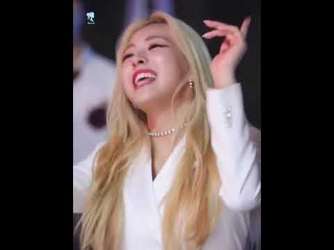 ITZY Yuna singing '2002' during V LIVE Awards