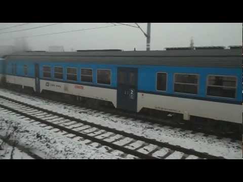 Míjení vlaků R 1192 (ČD 843.012 vzadu) a Os 7056 (ČD 844.004) - Chomutov, 25. 12. 2012