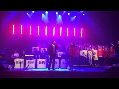 Mollie Lindén sjunger med Tripple and Touch