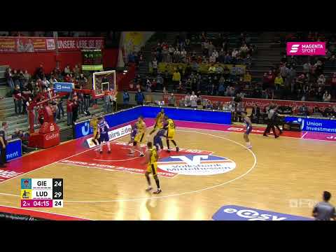 46ers-TV: Nuni Omot auf Maxi Begue