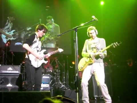 Duel of the Titans - Steve Vai and Paul Gilbert