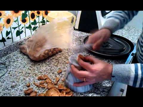 Come sgusciare le mandorle senza distruggersi le mani...usate un mortaio capovolto