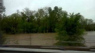 preview picture of video 'Flooding at the Finley River Along Missouri 14 in Ozark 4/25/2011'