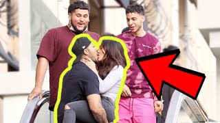 Download lagu PRANK BERCIUMAN DI ESKALATOR!! #escalatorprank #fakepranks #fakeprank mp3