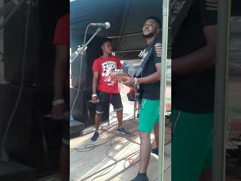 Osayan-Etin on stage