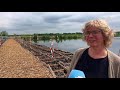 Wethouder Bart Bikkers opent samen met Helene Moors van Rijkswaterstaat het nieuwe wandelpad over...