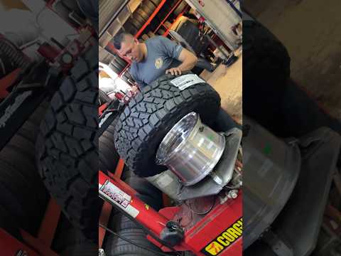 Instalando una llanta nueva 35x12.50r17 Toyo open country R/T TRAIL #reyestireshop