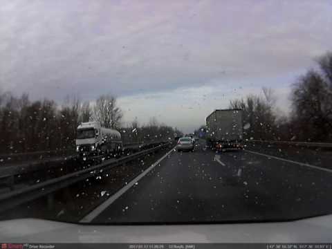 Így csapódik a jég a kamionról az autó szélvédőjére az autópályán