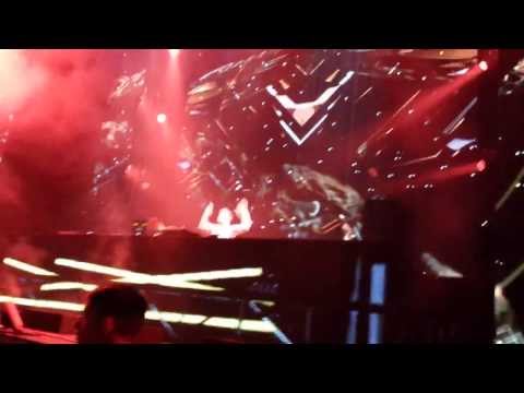 Hardwell drops Deorro - "Yee" w/Krewella - "Alive"