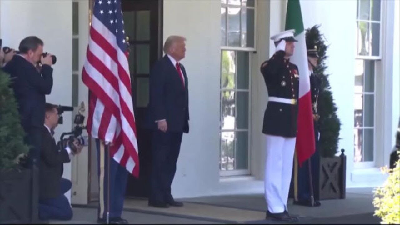 Meloni alla Casa Bianca nell'aprile 2025, la stretta di mano con Trump ARCHIVIO