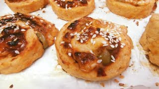 בקלי קלות- שבלולי בצק פיצה (ליהי קרויץ - מטבח בקלי קלות) - התמונה מוצגת ישירות מתוך אתר האינטרנט יוטיוב. זכויות היוצרים בתמונה שייכות ליוצרה. קישור קרדיט למקור התוכן נמצא בתוך דף הסרטון