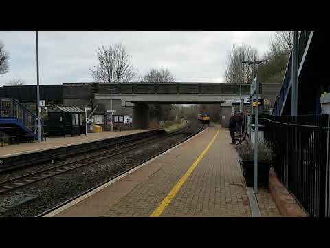 33207 + 47245 pass heyford working 5Z47 eastleigh to carnforth 04/12/17
