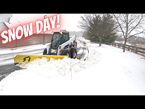 Snow days are the best! Bobcat S750 plowing snow