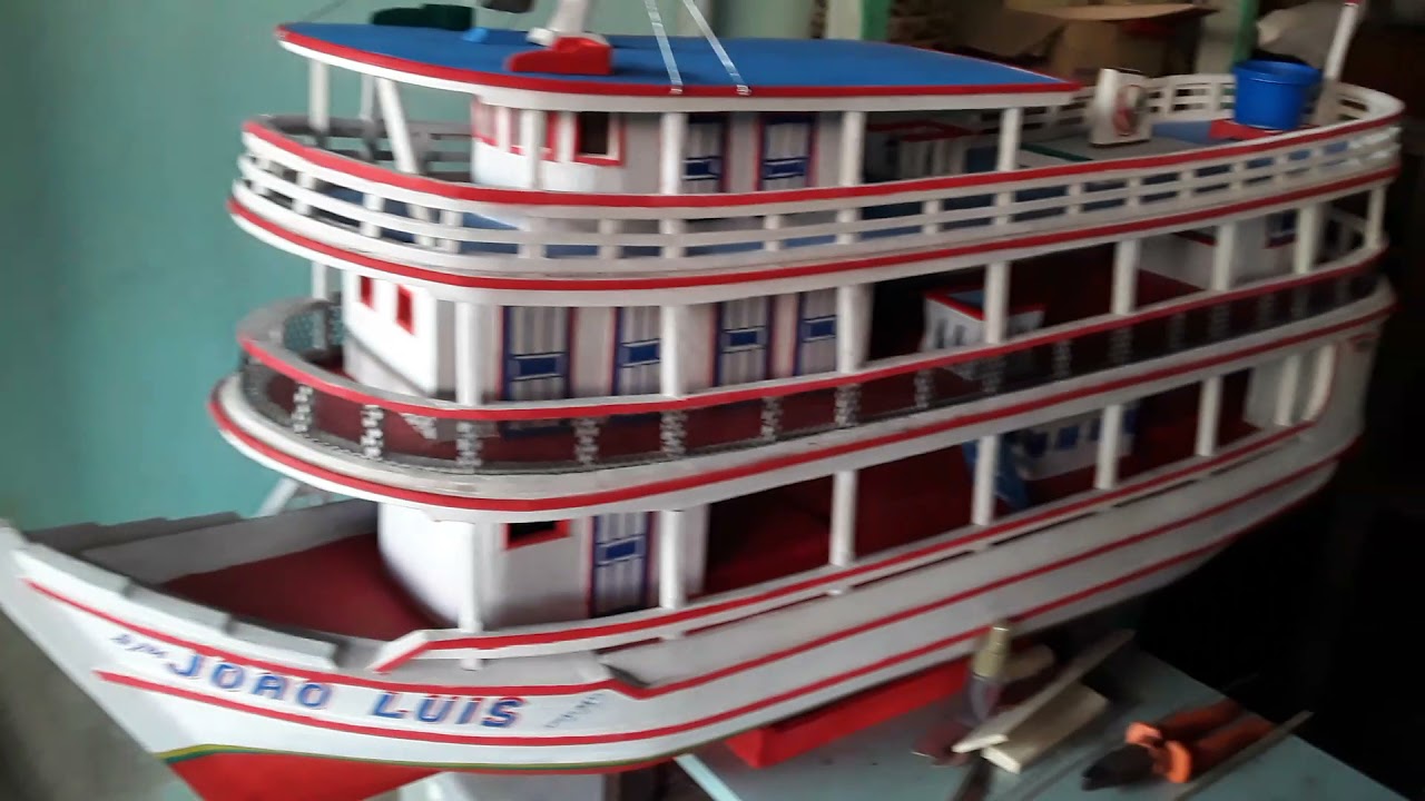 OBRA DE ARTE DO ARTESÃO MESTRE LORO (barcos em miniatura feito de buriti)