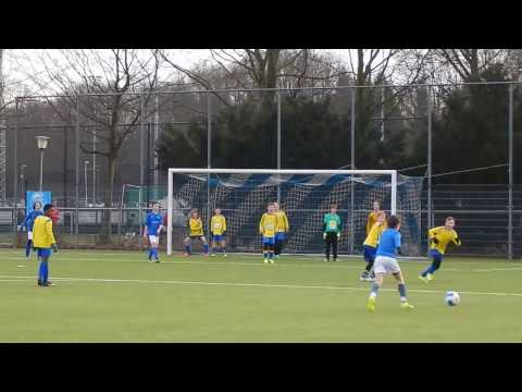 Vrije trap op het dak van het doel. Einde wedstrijd.