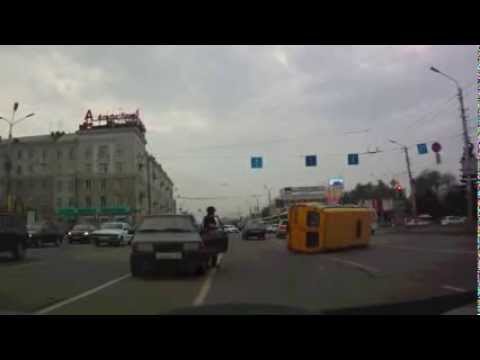 Маршрутка перевернулась.