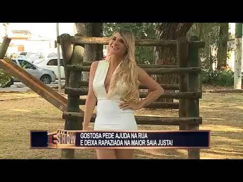 Loira pede ajuda após levar picada no bumbum e deixa a rapaziada na maior saia justa