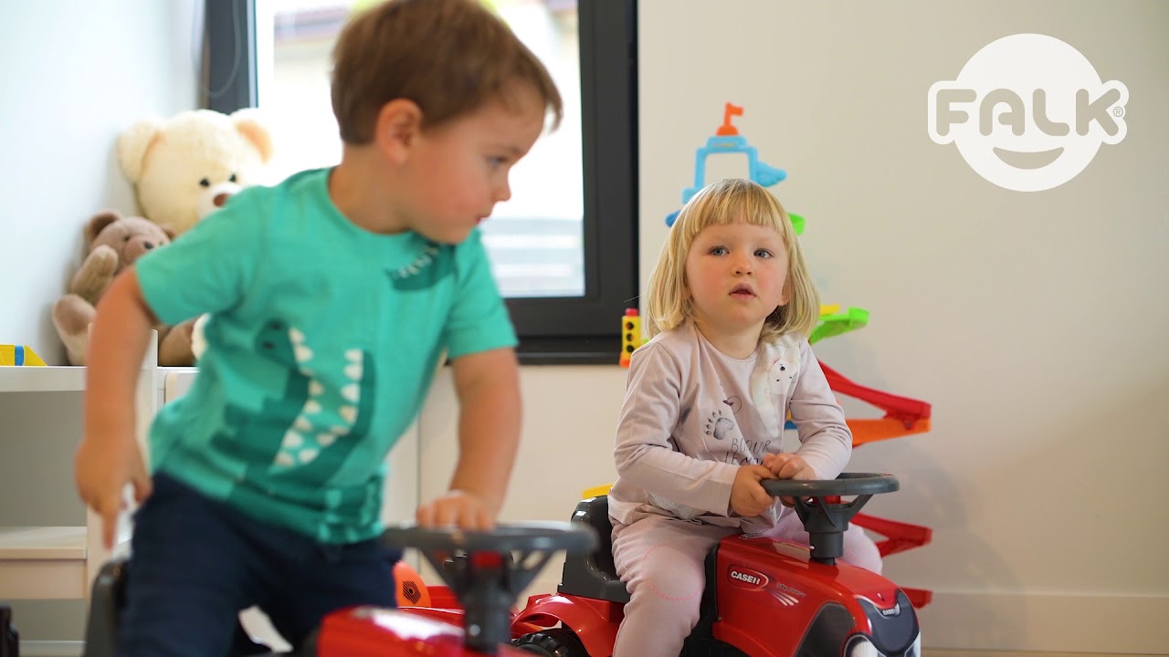 FALK – Detské odrážadlo Baby Case IH s vlečkou, lopatkou a hrabličkami