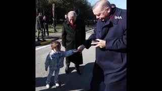 Cumhurbaşkanı Erdoğan elini öpen minik Zayn’a elini öperek karşılık verdi
