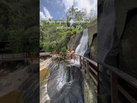 Praia com cachoeira no litoral paulista 🏖️ essa é a Praia do Iporanga no Guarujá #litoralpaulista