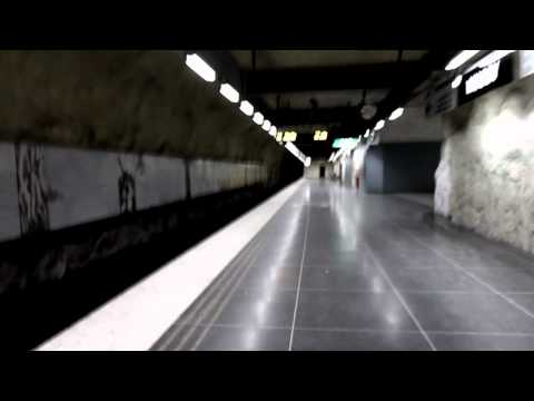 Film i upphittad mobiltelefon: nåt som händer på perrongen