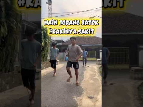 Kalian kalo main egrang batok kakinya sakit gak #comedy #viral #shorts #wakotu