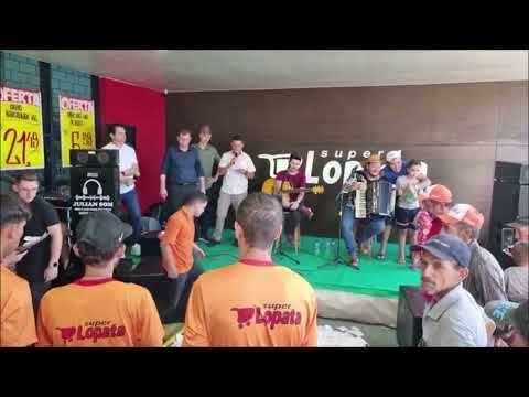 Adão Lopata lendo a relação de parceiros do SuperLopata