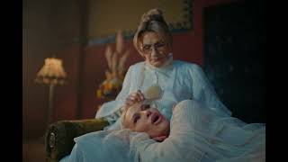 Video zu 'Mama' ansehen Video zu 'Mama' ansehen