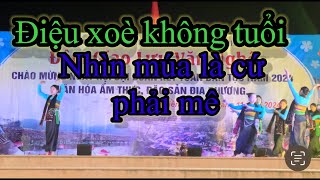 Múa Điệu xoè không tuổi.   Thể Hiện : Bản Pọng