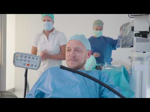 Tom onderging een cataract oog operatie