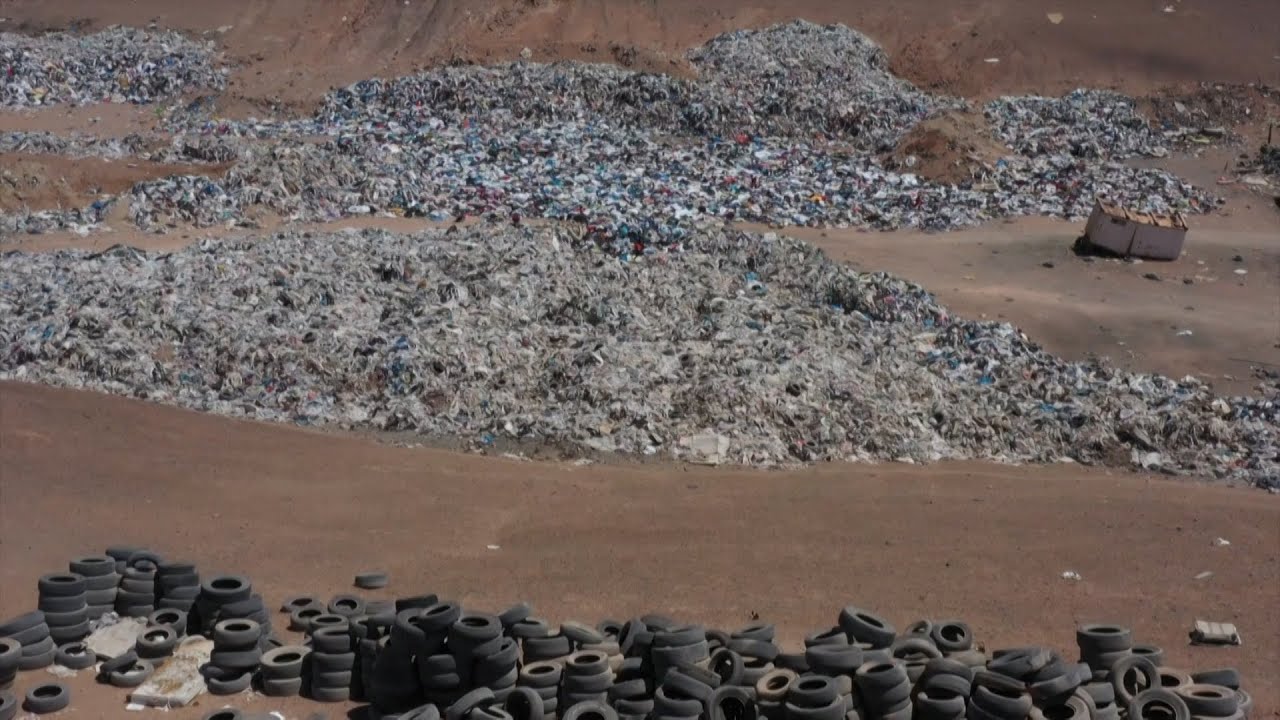 صحراء أتاكاما التشيلية تتحول إلى مقبرة للألبسة المستعملة بالعالم