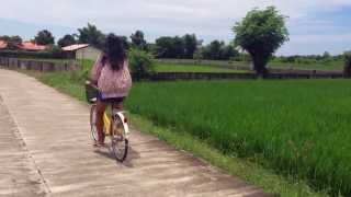 preview picture of video 'Katherine en bicicleta (Bacarra, Filipinas)'