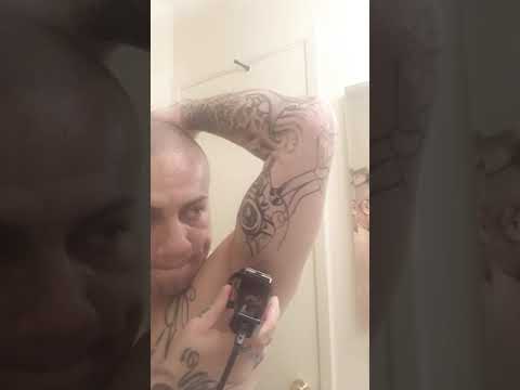 #Trending 😱Tattooed Guy Shave's his Armpits #armpitshave 😱