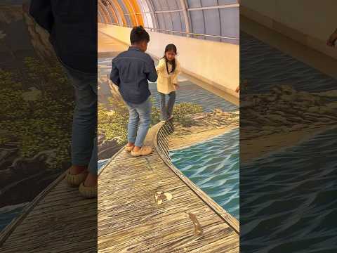 Adik Takuk Lewat Jembatan Kecil, Padahal Lukisan 🤣😂