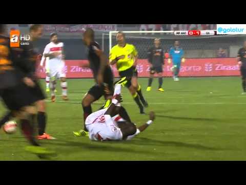 Felipe Melo Emre Çolak'ı azarlıyor.