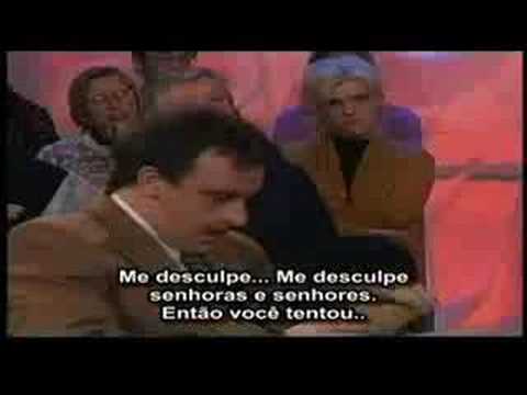 Apresentador ri de entrevistado (legendado)
