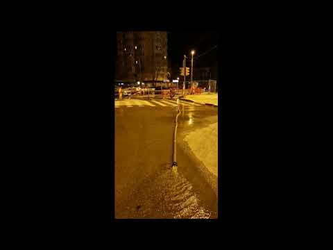 Imagini revoltătoare: în loc să repare avaria, aruncă apa caldă în stradă