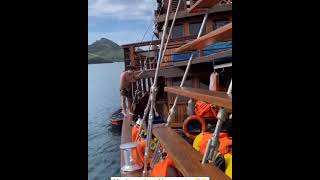 Download lagu Nikki Frazetta Jumping - Indonesian Celebrity Shirtless mp3