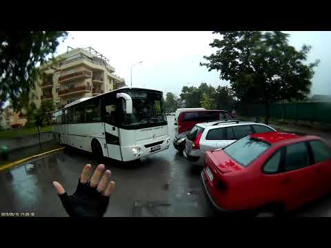 Segítek a buszsofőrnek - Helping the bus driver