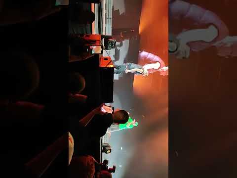 Triste live Sfera Ebbasta ft. Feid - Mediolanum Forum, Famoso Tour