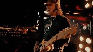 Me Voy a Quedar Lyrics English Translation
