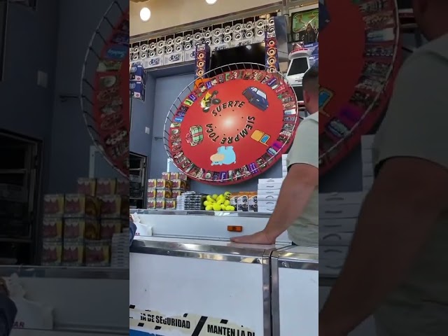 Vídeo relacionado con Wuciray 60cm Ruleta Giratoria de Premios de Pie Grande Ruleta de la Suerte Altura Ajustable 100-200cm Roda de Premios Giratoria Grande Rueda de la Fortuna con 14 Ranuras Pizarra 24" para Fiesta Ferias