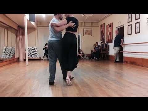 Tango 204: Vals, Change of Direction