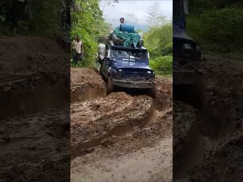 tremendo como estan de malas las vias del municipio de El Líbano Tolima,  los uaz luchando #uaz