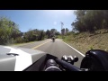 Un motociclista se lleva un susto en una curva ciega 