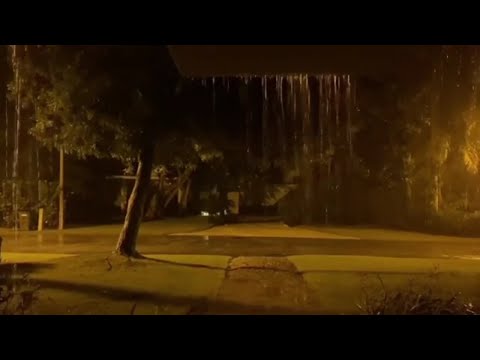 Duerme instantáneamente en un techo de hojalata con lluvia y truenos